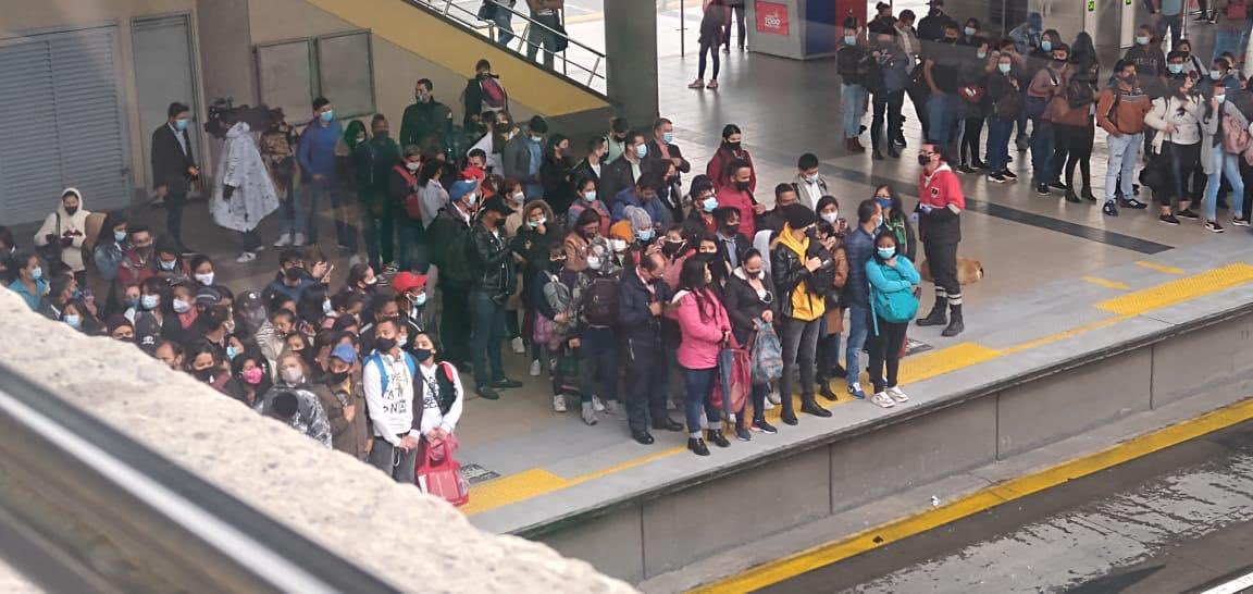 tata_mutis's tweet photo. Esperando el meteorito 😓
#COVID19 #Transmilleno #transmilenio #Cuarentena https://t.co/2ud1DVrwyt