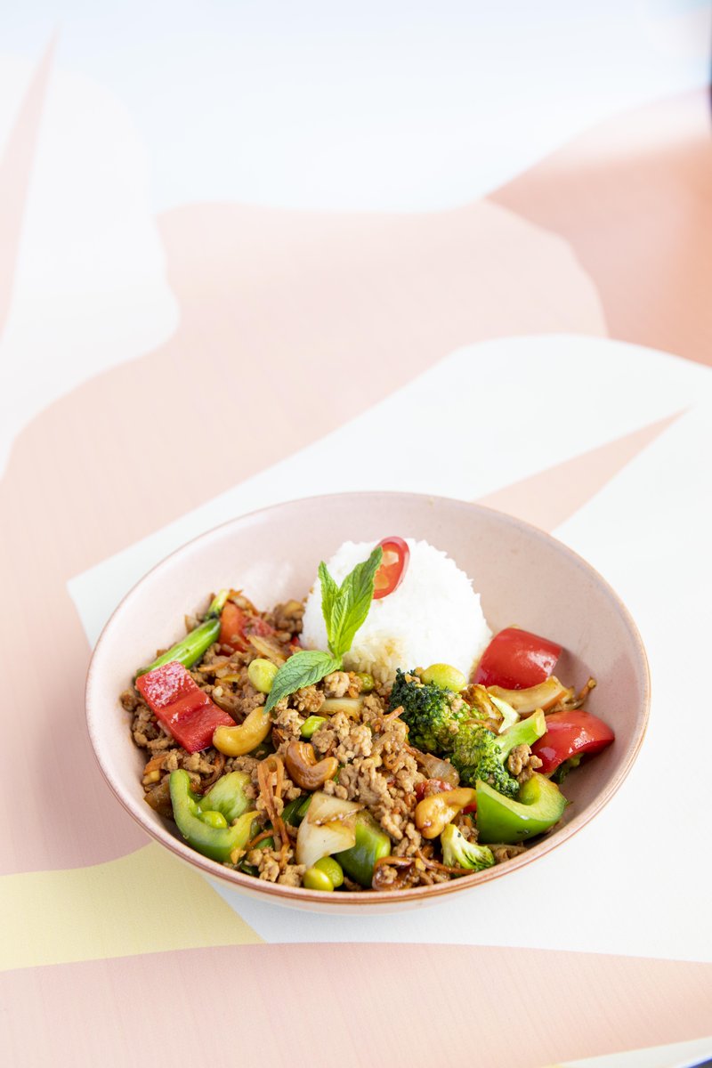 Monday has caught up with us again. Looking to kick off the week to a healthy start? Our turkey stir fry is protein packed and it’s truly delicious too 😍 Look for the Pad Med Mamung online camile.ie