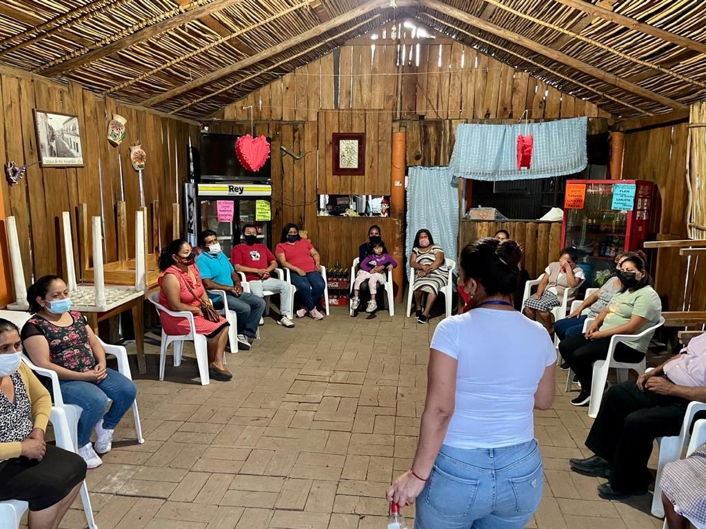 Lety_CruzR's tweet photo. Iniciamos el día platicando con mis amig@s de la Cabecera Municipal, tod@s estamos segur@s que la unión de las buenas personas se debe reflejar en grandes cambios para nuestro #SantaLucíaDelCamino. 
#TiempoDeMujeres
#ConstruyendoIgualdad https://t.co/jT7gojmgdd