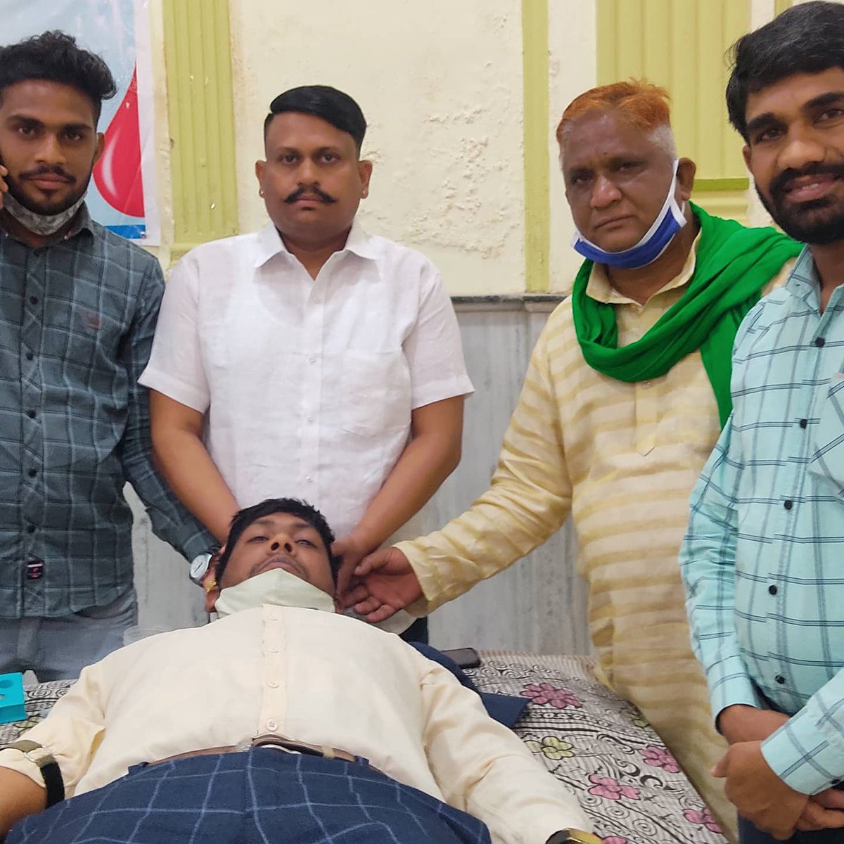 surendrak9462's tweet photo. #भीम_सेना द्वारा #ज्योतिबाराव_फूले जी व #डॉ_भीमराव_अम्बेडकर जयंती के उपलक्ष आयोजित #रक्तदान शिविर में आज मैं अपना #30वी बार #रक्तदान कर दिया हूँ...
एक सफल #रक्तदान शिविर बनाने के लिए #भीमसेना संस्थापक @TirdiaAnil  जी  को बधाई...
@RajeshJoyasikar @mohanbajor @RahulDevverma_ https://t.co/jWOaQIl4Xo