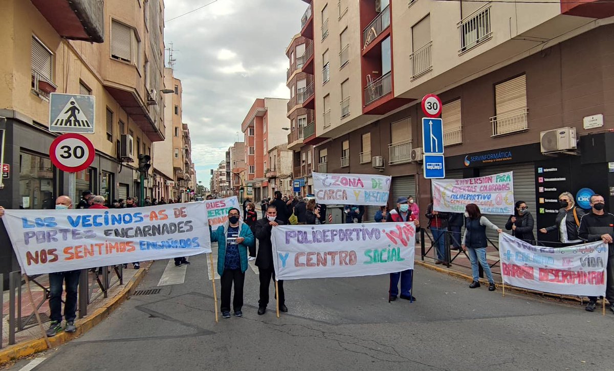 JuanAnt_Alberdi's tweet photo. Esta mañana hemos estado apoyando a los vecinos en su manifestación en #PuertasColoradas mostrando su descontento con el gobierno de Carlos González.
Es necesario una inversión para las Puertas Coloradas donde:
⬇️ https://t.co/UpEm856GLJ