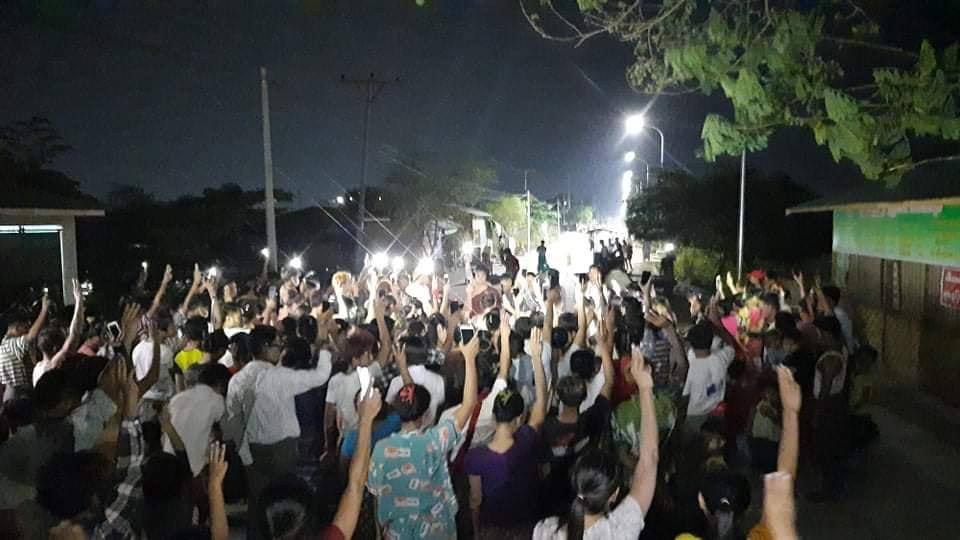 Tw // light
Residents of PyiGyiTakhon township, Mandalay never fails to protest against dictatorship. Federal Democracy must prevail.
#WhatsHappeninglnMyanmar 
#Apr12Coup