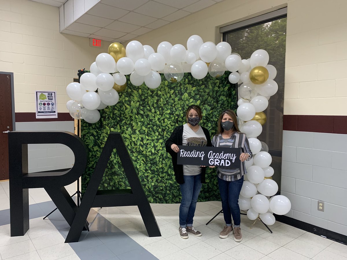 WagnersFirsties's tweet photo. @CISDReadingAcademy 
We have graduated!! Reading Academy Class of 2021 🖤💛 🎓 https://t.co/MAcIEhhALg