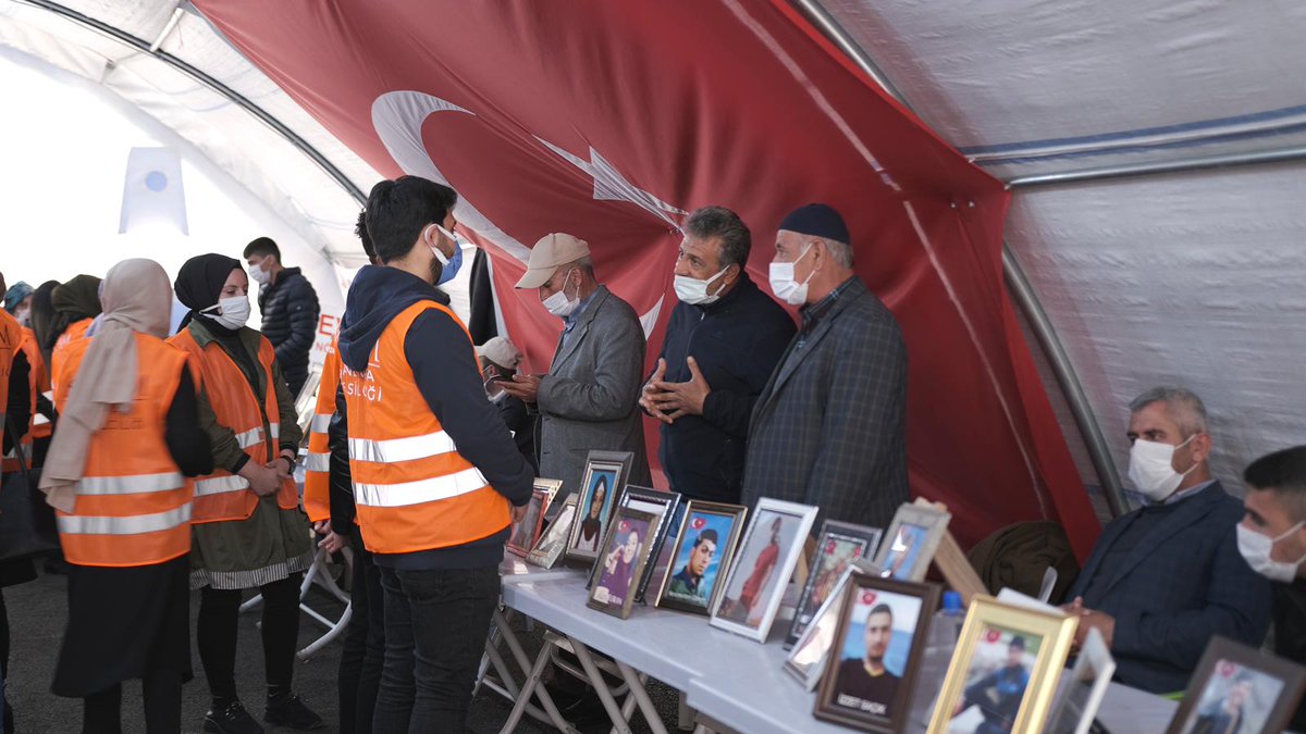 Büyük bir cesaret ve fedakarlık ile gösterdikleri bu onurlu duruşun nihayetinde evlatlarına kavuşacaklarına olan inancımız tamdır. Genç KADEM olarak zulmün karşısında merhametin, terörün karşısında annelerin yanında olmaya devam edeceğiz. İnanıyoruz ki #AnnelerKazanacak.
