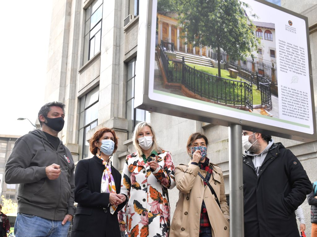 bilbao_udala's tweet photo. 🅱️ ¿Conoces las Juntas Generales de #Bizkaia? 🌳🏛 Esta mañana hemos inaugurado una exposición itinerante sobre esta Institución que recorrerá el territorio para divulgar su valor político, social y cultural. https://t.co/ceEapmbgRc