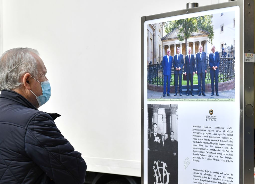 bilbao_udala's tweet photo. 🅱️ ¿Conoces las Juntas Generales de #Bizkaia? 🌳🏛 Esta mañana hemos inaugurado una exposición itinerante sobre esta Institución que recorrerá el territorio para divulgar su valor político, social y cultural. https://t.co/ceEapmbgRc