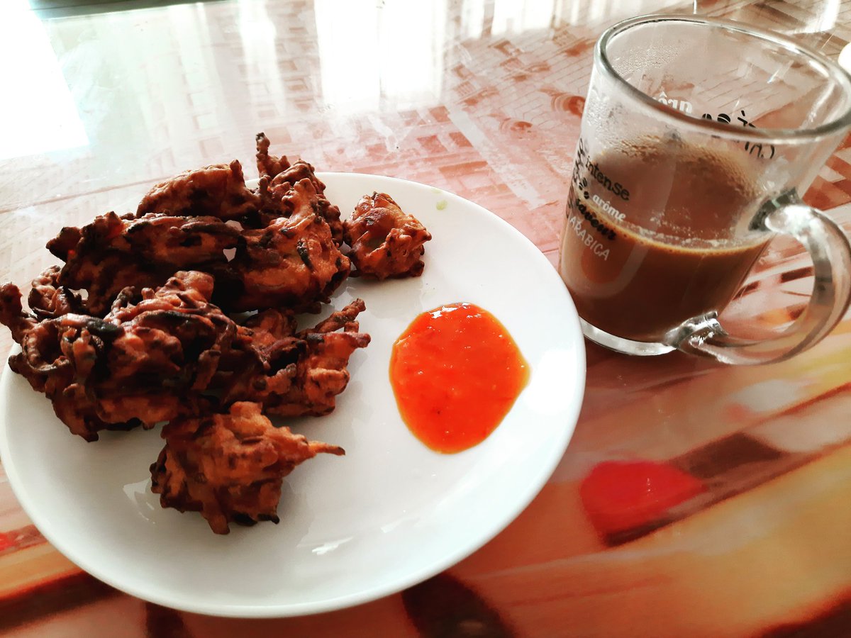 ShiviShrivastwa's tweet photo. #Pyazpakoda #indianfood #Chai #indianfastfood ..When rain starts singing then it's better to go with rhythm and then pakoda with Chai is compulsory. ๐ https://t.co/rWCTg0u5ih