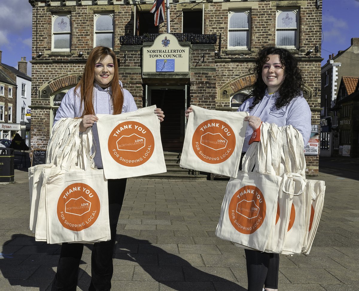 LOVENTHALLERTON's tweet photo. Thanks to everyone who made it such a Magic Monday in Northallerton. Our town-centre was busier than for months in the lovely spring sunshine, and everyone was so grateful to see so many more of their favourite stores open again. #ThanksForShoppingLocal #MagicMonday https://t.co/vgJ7w76Txj