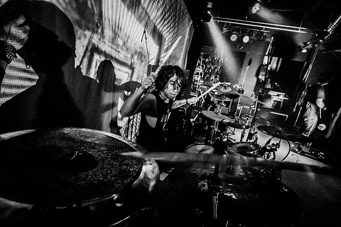 SpeedJustinTao's tweet photo. 2021.4.13 @humanity_mirror 十里叢林單曲巡迴台北場
📸: @bac619photography_tw
#人性魔鏡 #十里叢林 #metal #metalband #metalcore #djent #djentcore #djentlemen #drum #drummer #live #liveband #livetoworktolive https://t.co/TpzRXjr8Ss