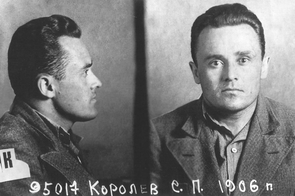 Nous sommes en 1938. Gagarine a 4 ans. Korolev en a 32. Issu de la petite bourgeoisie ukrainienne, est un des ingénieurs les plus prometteurs de sa génération dans le domaine de l'aviation. Son équipe de recherche est arrêtée et condamnée pour sabotage trotskiste 