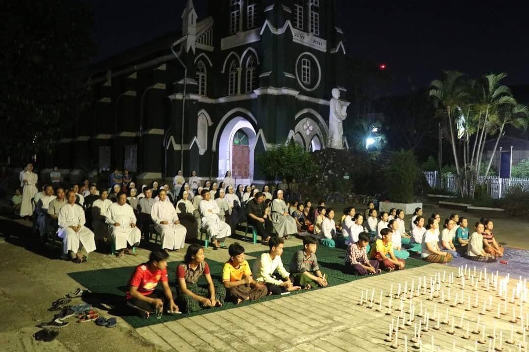 Monks, nuns and people from the Pathein Catholic Church held a prayer service for the heroes who sacrificed their lives during the Spring Revolution. 
#WhatsHappeningInMyanmar
#Apr12Coup