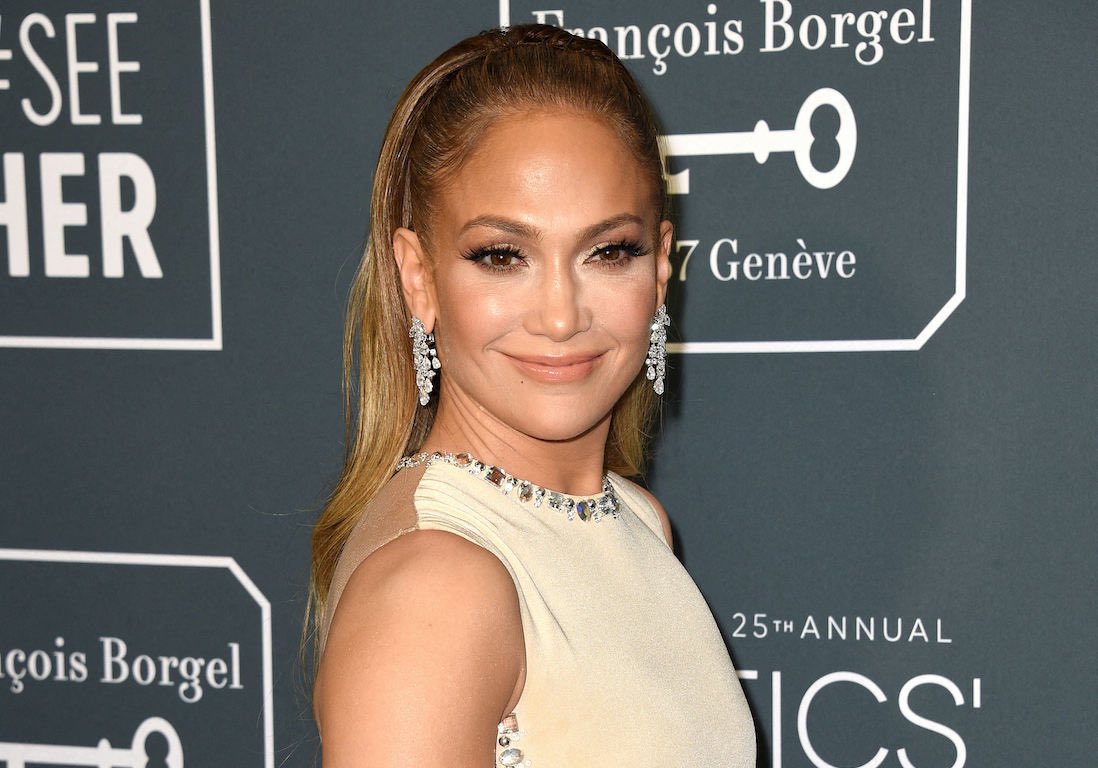 Ellen pompeo: Sir: "A big fan of jlo?" Ellen: "yes a big fan, I love her, she is a super sweet girl, well sweet maybe it is not the right word but" sir: "she is a chingona" ellen: “yes, yes but I mean it in the best way, it just doesn& #39;t get hotter than her”