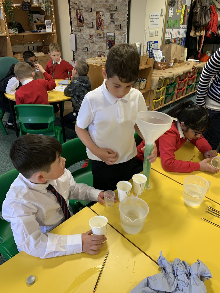 oldgupsyr2's tweet photo. Today 2GT had lots of fun exploring capacity and volume , especially when the colours mixed ! #GUPSNum #mathsandnumeracy @GlanUskPS ๐ง https://t.co/Jb4SYlj4Sd