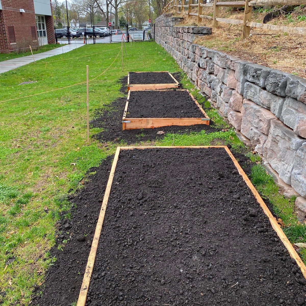 EHB_Principal's tweet photo. A big thank you to Girl Scout troop 96789 for taking the first steps in starting our EHB garden. I am excited about the many possibilities of this garden and look forward to watching it grow over time as a a communal space for the whole Bryan School community! #BulldogPride https://t.co/wHVhEmHdl4