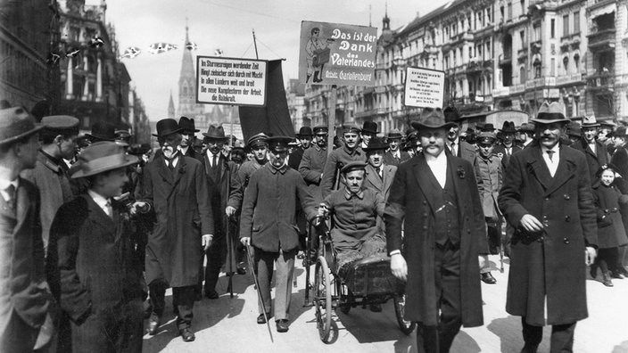 Un an auparavant, dans un contexte tendu, le 1er Mai 1919, les renforts demandés avaient reçu l'ordre de rester discrets pour "éviter toute apparence de provocation", ce qui s'est avéré très efficace, manifestations calmes... 