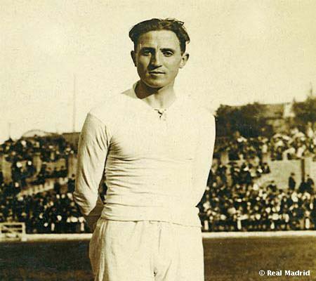 Santiago Bernabéu est né à Albacete en 1895.Il a d’abord été gardien de but, puis il a alterné avec le poste d’avant-centre. Un de ses frères, a convaincu les entraîneurs de le laisser jouer en tant qu’attaquant au Real.Mais rapidement, il stoppe sa carrière...
