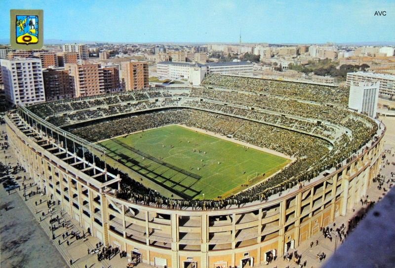 Le 4 janvier 1955, l'assemblée générale des membres du Real Madrid accepta par acclamation de changer le nom du stade Nuevo Chamartín en Estadio Santiago Bernabéu.La capacité est augmentée à 125 000 spectateurs, 2e plus grande derrière Wembley.