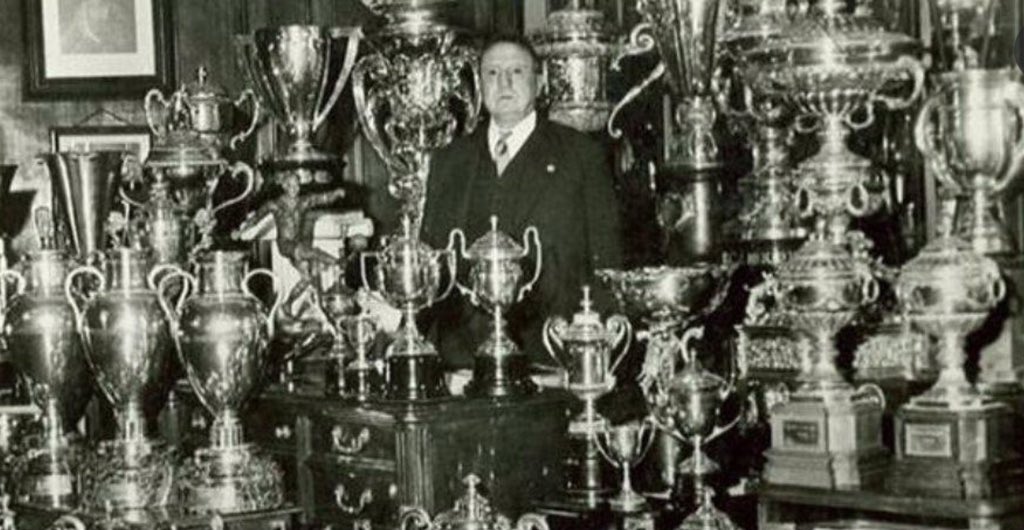 Bernabéu est resté président de 1943 jusqu’à sa mort en 1978.Un règne de 35 ans dans lequel il reconstruit le Real Madrid en hissant le club comme le plus grand de l’époque.