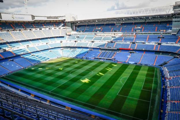 Enfin le stade qui porte son nom, l’un des plus légendaires de l’histoire, Estadio Santiago Bernabéu.Chaque année, le Real lui rend hommage avec le Trophée Santiago-Bernabéu.