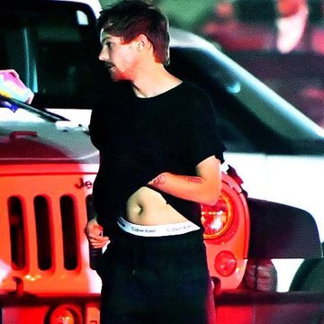 louis tomlinson's tummy— a very big thread