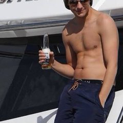 louis tomlinson's tummy— a very big thread