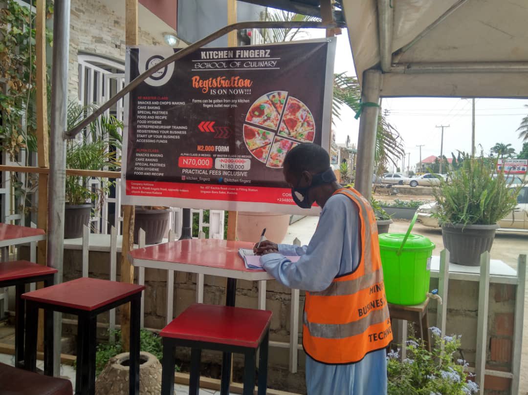 KDSG_MBIT's tweet photo. As our task force on Covid-19 continues to ensure compliance with safety measures,we urge you to cooperate with KDSG in the fight to #StopTheSpread 

✅wear a face mask
✅wash/sanitize hands regularly
✅avoid large gatherings 
✅practice social distancing.

@elrufai @DrHadiza https://t.co/Yqkc4tq1oo