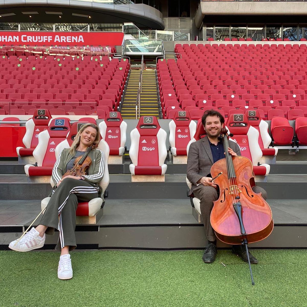 Club_Classique's tweet image. Onze videoclip is uit! In From Amsterdam with Love vangen we de leegte van dit moment in muziek. #corona @CruijffA @EYE_film @AmsterdamNL @AFCAjax @VondelGym @arieboomsma @escapeamsterdam @praxis @GVBnieuws @HumbertoTan @yangyangcai @MyrtheHelder 

tinyurl.com/Fromamsterdamw…