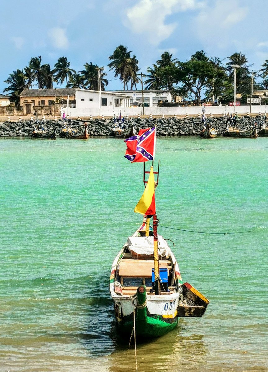gjidjivia's tweet image. L'importance de la réaction de l'association ACOFIN : peut on accepter que le drapeau confédéré flotte sur une pirogue dans l'embouchure à ANEHO ?.
Non nous ne pouvons accepter l'apologie de l'esclavage et de la haine.