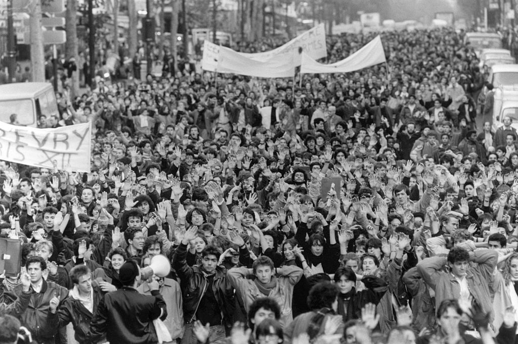 La manifestation de masse du 4 Décembre 1986 vit de forts affrontements. Les gaz lacrymogènes furent dépoloyés sans succès : les agresseurs reculèrent mais ne se dispersèrent pas. 