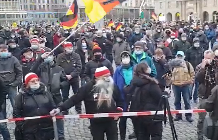 DocSoft's tweet photo. #Pegida in #Dresden ist mit dem vorbestraften
Koksdealer #Bachmann auch wieder am Start.
Wo waren die denn so lange?
Sind ja kaum Leute da, geschweige denn das Volk
und Reichsbürger waren auch schon mal mehr da.
Alle bei #Querdenken? #dd1204 https://t.co/TDqubmIxpQ