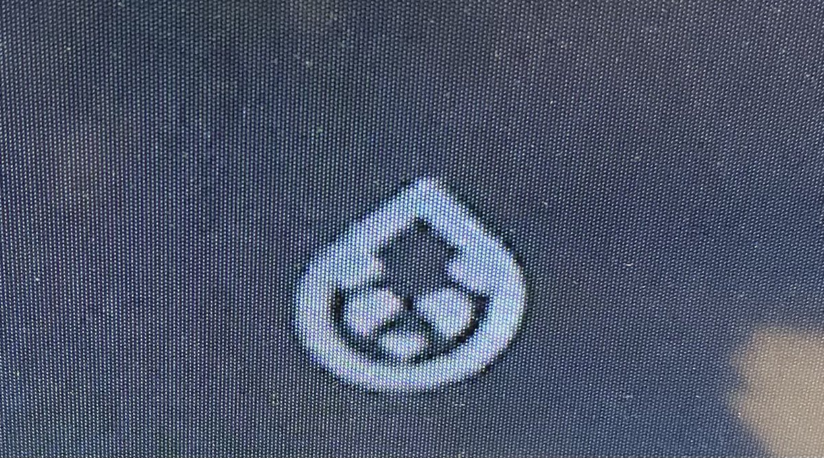 DaveKimPritt's tweet image. Anyone know what #ClothingBrand this is? @UnboxTherapy Is it a #Canadian thing? RT pls. I need assistance of the #HumanSearchEngine