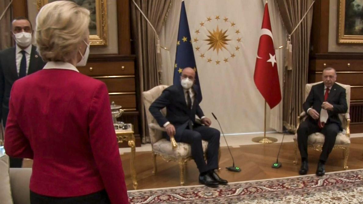 lesoir's tweet image. Sofagate: Ursula Von der Leyen met en garde Charles Michel lesoir.be/366008/article…