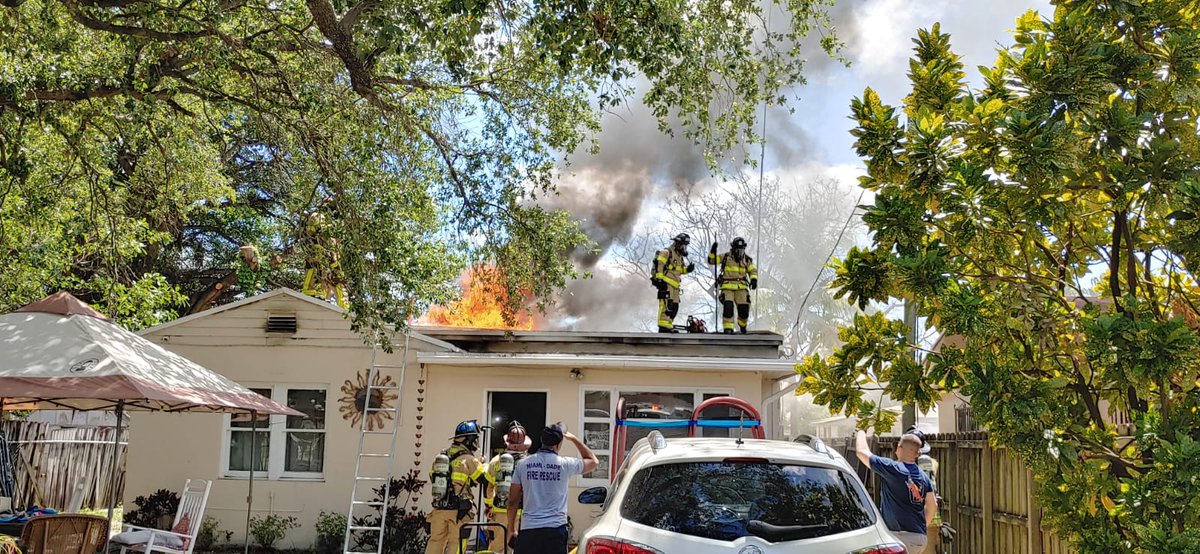 MiamiDadeFire's tweet image. #MDFRInTheNews: More than 10 #MDFR units responded to the scene of #FirstAlarm house fire near NW 32 Avenue and 32 Street just after 1:30 p.m., Friday. 

Story: @wsvn bit.ly/32dZiWh