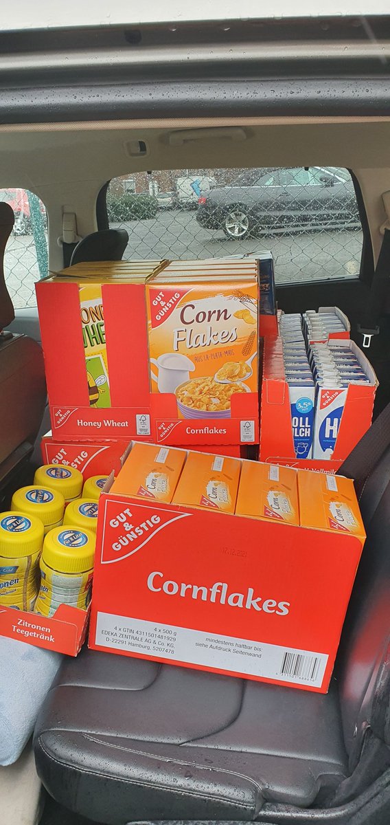 Zwei Mitarbeiter des Rapid Relief Teams haben über 20 Foodboxen und Lebensmittel an die #Kindertafel in Düsseldorf übergeben! Die Tafel hat es sich zur Aufgabe gemacht, sich um Kinder zu kümmern, die Zuhause nicht ausreichend versorgt werden. #TafelJugend #Ehrenamtverbindet