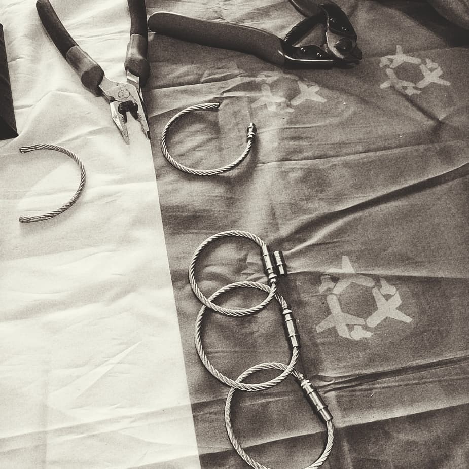 AeroDesignCo's tweet photo. #MondayMotivation / #backstage

Zoom sur l'atelier et plus particulièrement sur la conception des bracelets MACH 2. Un subtil mélange de savoir-faire hand-made, de passion et... de câbles aéronautiques. A chaque pièce sa subtilité, sa singularité et son originalité.

#aerodesign https://t.co/JVGWCFGhha