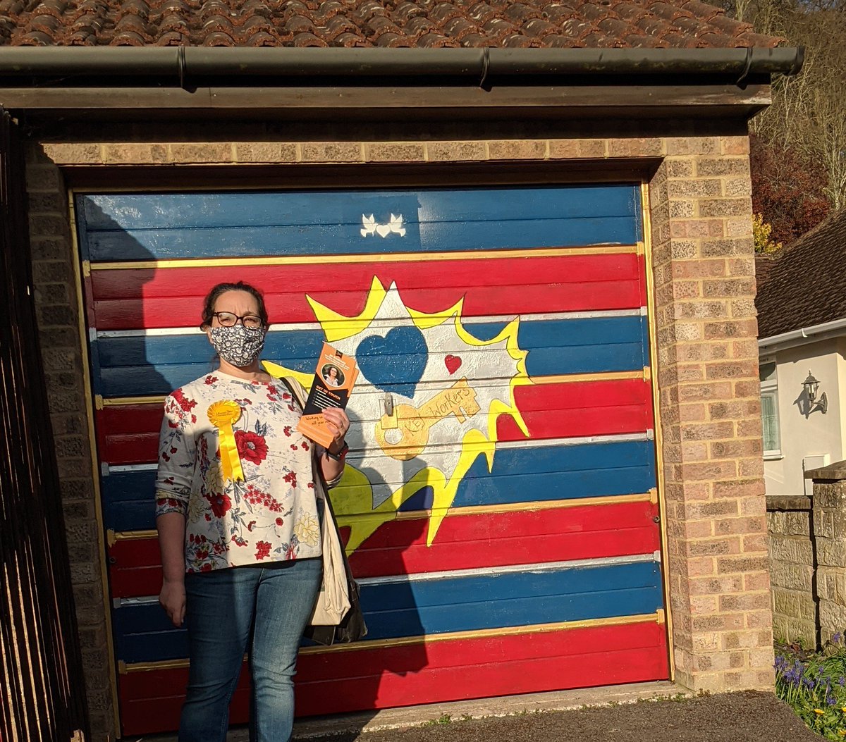 JoRamsayLibDem's tweet photo. Great response from local residents on Hemdean Rd tonight, and couldn't resist posing with this art (as I am a key worker) #ThamesWard #LibDems https://t.co/XS2JM3EaXy
