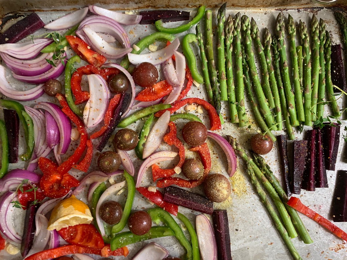 SpaceForce_Rngr's tweet image. Sheet pan Mondays
There are some grains under them veggies in pic 2. You know I keep that MF rice China on me. #BlueandWhite