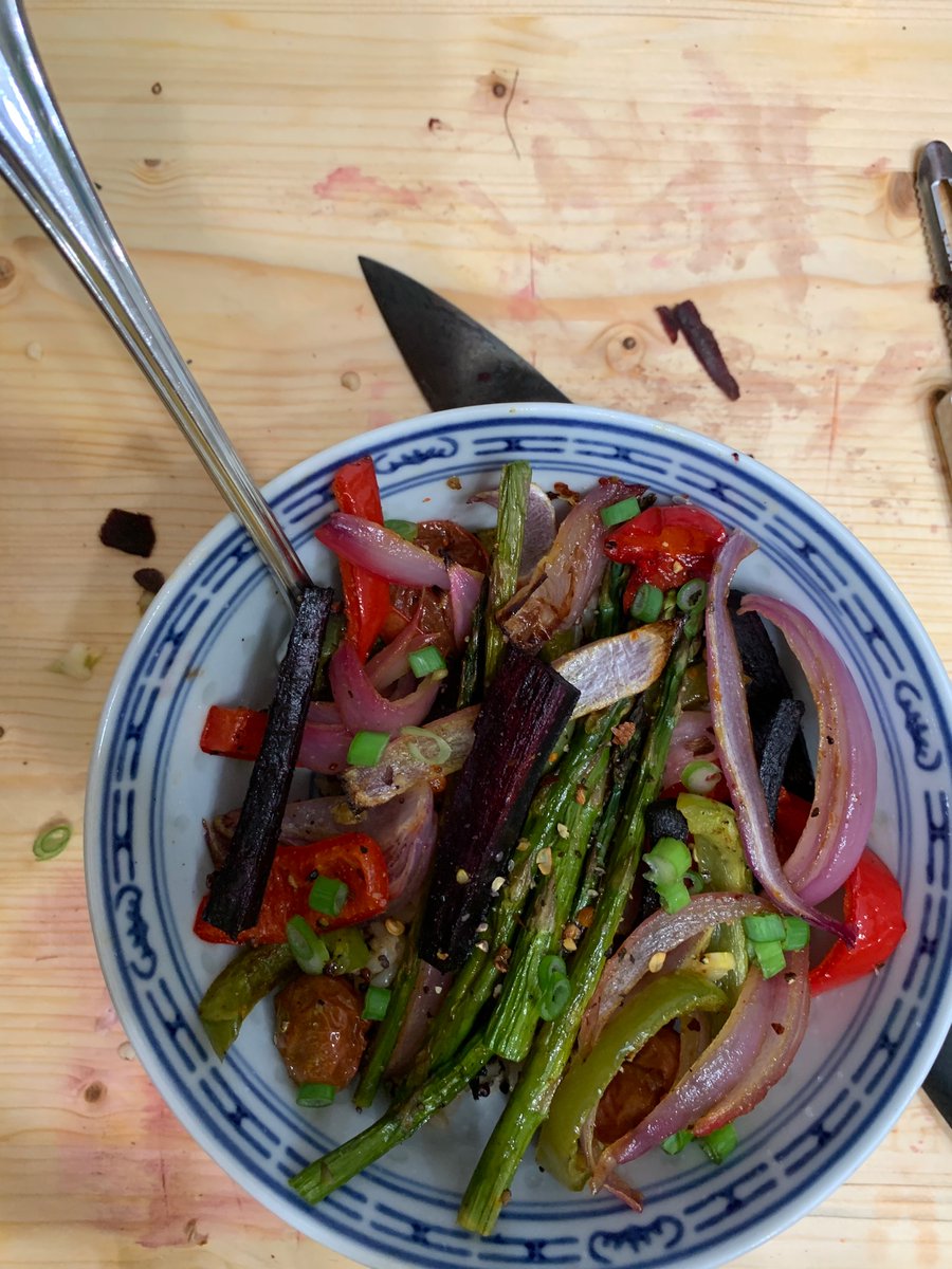 SpaceForce_Rngr's tweet image. Sheet pan Mondays
There are some grains under them veggies in pic 2. You know I keep that MF rice China on me. #BlueandWhite