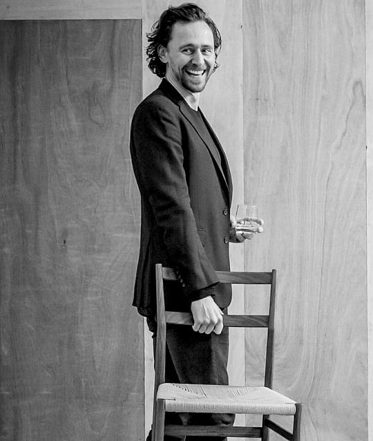 sachiddles's tweet photo. Em recente entrevista a Empire Magazine, Tom Hiddleston explicou por que tirou 'um momento de consideração' dos papéis na tela:

"Algumas coisas cruzaram meu caminho e eu pensei cuidadosamente sobre elas, mas não me parecian muito certas, por isso não as fiz", + https://t.co/HnBf1kSnZk