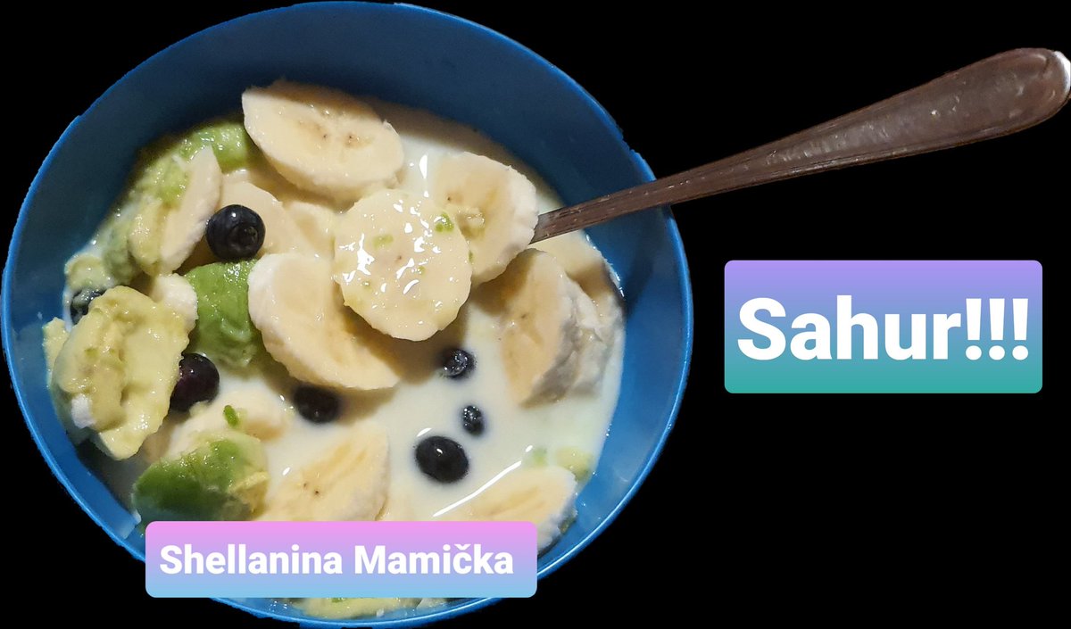 Mohon dengan hornat agar TIDAK SALAH PAHAM. 
Swear.. aku mah  bukan lagi ngediet‼️
Cuma komplikasi yang indah: doyan, laperrr &amp; rakus 🙃😜😎
Alpukat, pisang dan blueberries  disiram susu siap minum dari almond campur santan kasih.
