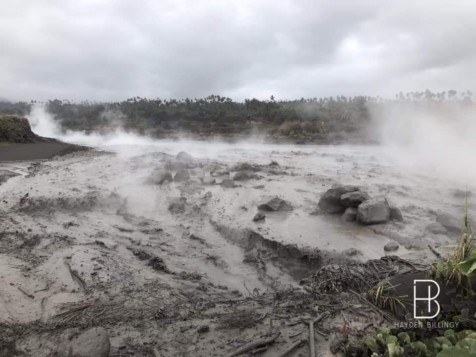 Nikitta's tweet image. Pyroclastic flow taking place at Rabacca Dry River photo by Hayden Bellingy 
#pyroclasticflow
#LaSoufrierevolcano 
#lasoufiere 
#StVincentVolcano 
#SaintVincentetlesGrenadines 
#SaintVincentandtheGrenadines 
#stvincent