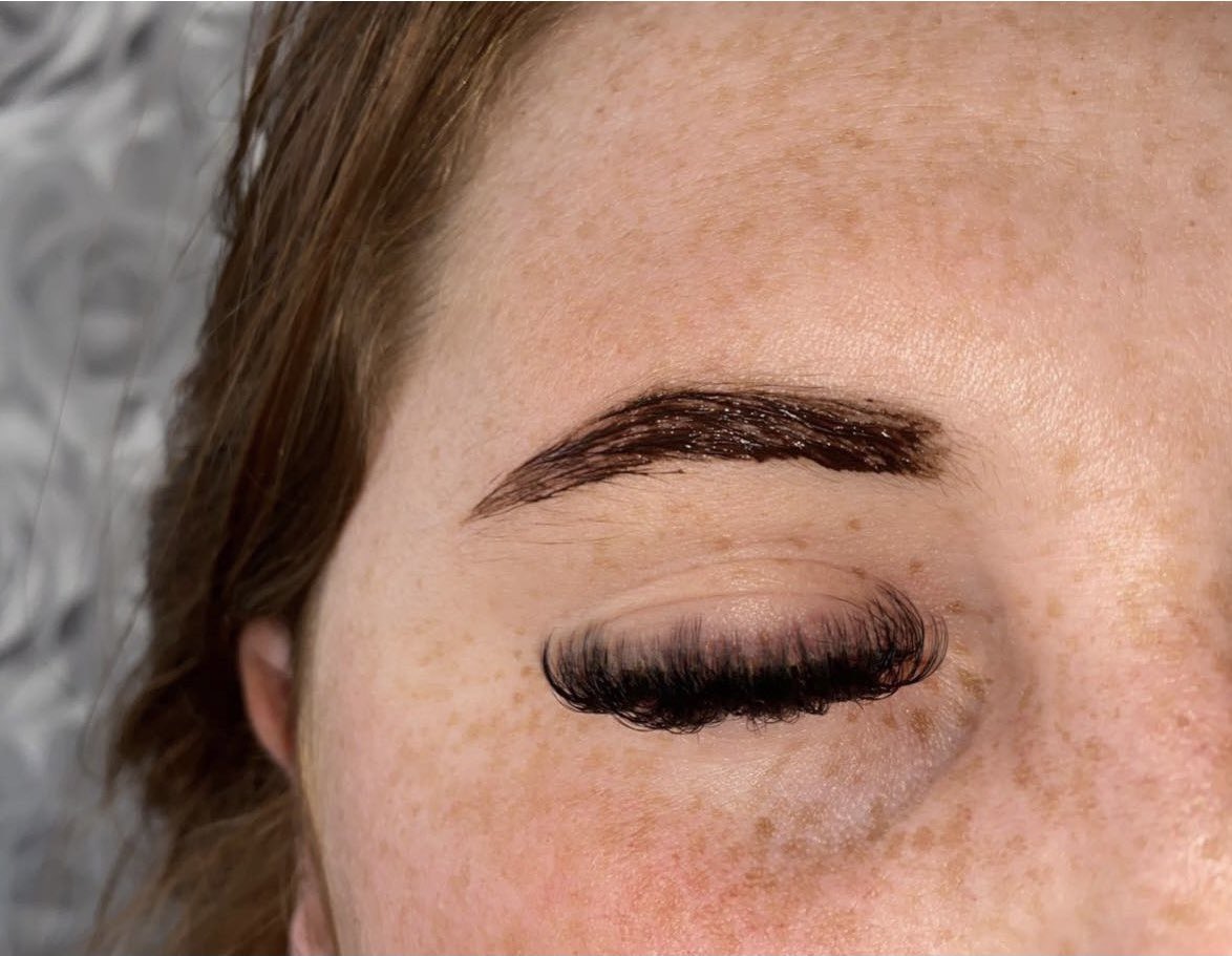 cheldaviesxxx's tweet photo. £10 deposit to book in🤣 (she’s got brow tint on aswell) clearly I need some new clients hahah x https://t.co/s9UOdNXVwz