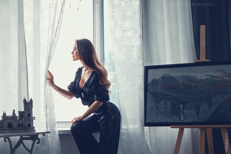 Девушка ждет на чемодане. Густарев. Что ждет девушка. Одинокая женщина. Что ждет девушка.