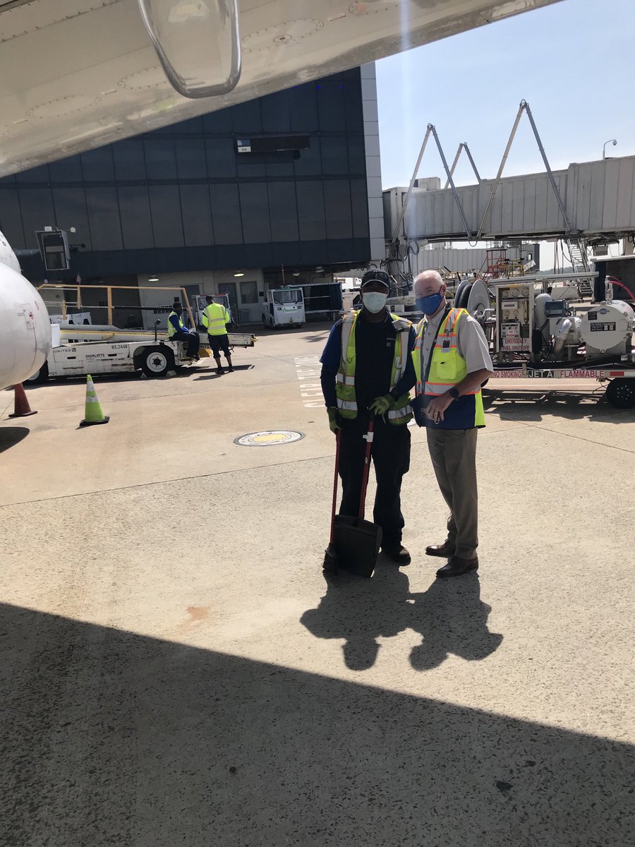 IAH Leader Rodney Cox recognizing TL Kokouvi Akpakou for his efforts in keeping the ramp FOD free. BTW team the ramp looks great ⁦@weareunited⁩ @rodney20148⁩ ⁦@AOSafetyUAL⁩ ⁦@JohnK_UA⁩ ⁦@billwatts_11⁩ ⁦@BEINGUNITED1⁩