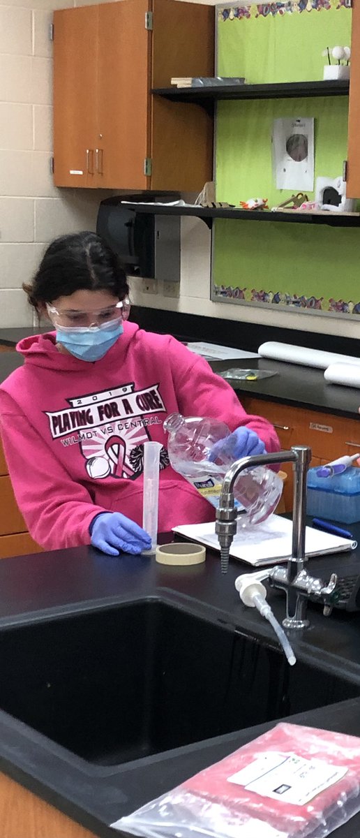 jochl's tweet photo. Biomedical Innovation students setting up dose response experiments. #PLTWWeekWI #InspiredByWilmot @wilmotuhs @PLTWorg https://t.co/1QYoUlMCHO
