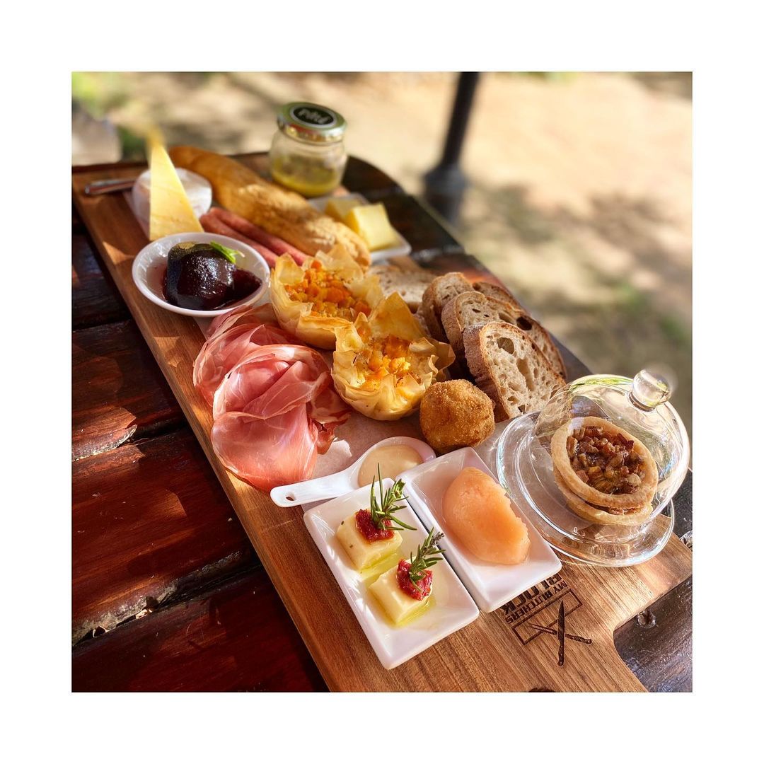 What a find!! Local winery, chilled weekend - awesome food 🥰🥰🥰 Reposted from @lizziev268