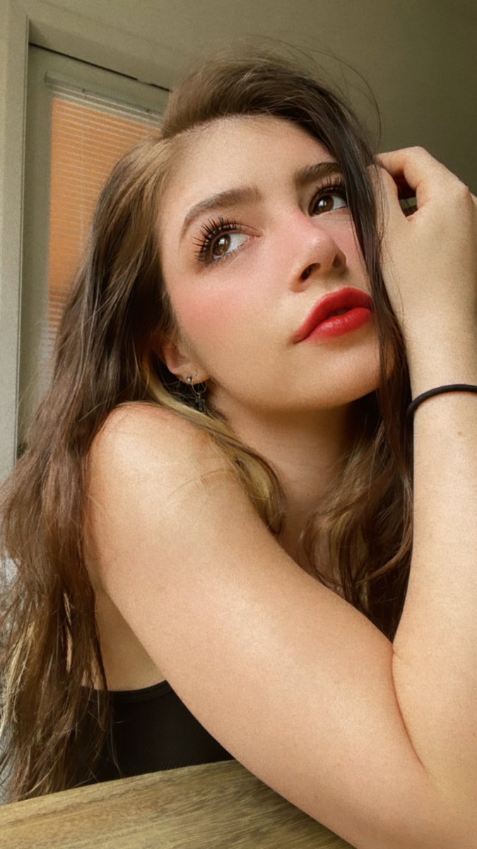 ChrissyCostanza's tweet photo. red lip to match my sunburn https://t.co/HLJCxx8ZzQ