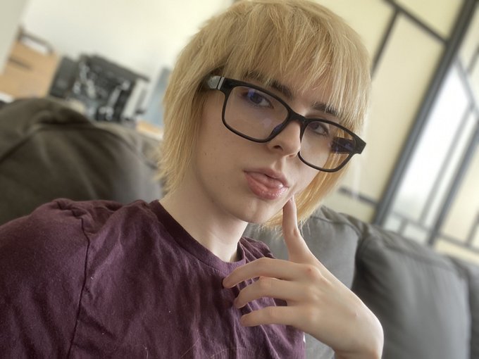 Why yes, I did buy razers gamer glasses https://t.co/lys9rW2Gl8
