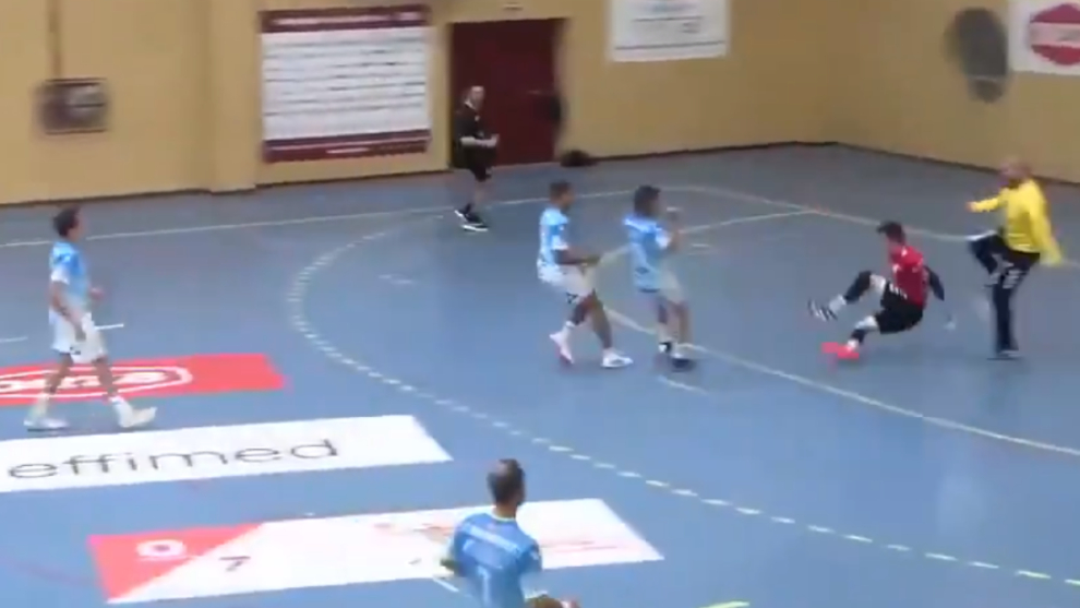 Sean Corning... Licencia para asombrar. 👀 al gol antológico del extremo 🇦🇷🇺🇸 del <a href="/CordobadeBM/">Club Córdoba de Balonmano CBM</a> bit.ly/3g1iUoV Dentro 🎥