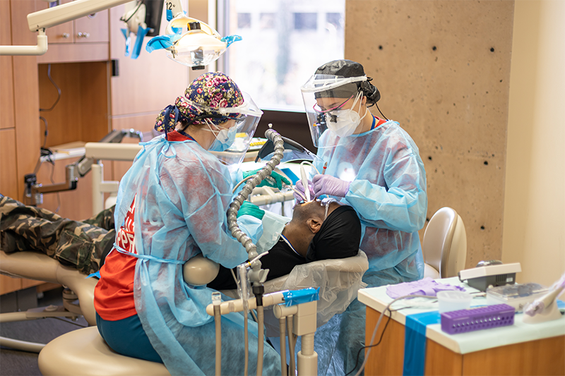 UofOklahoma's tweet photo. Through the volunteer efforts of more than 150 OU College of Dentistry students, as well as members of the OU community, 60 Oklahoma veterans were provided free dental care at a recent clinic held at the OU College of Dentistry.

Read more ➡️ https://t.co/8NBmpUKdRX https://t.co/kffBKK7Nog